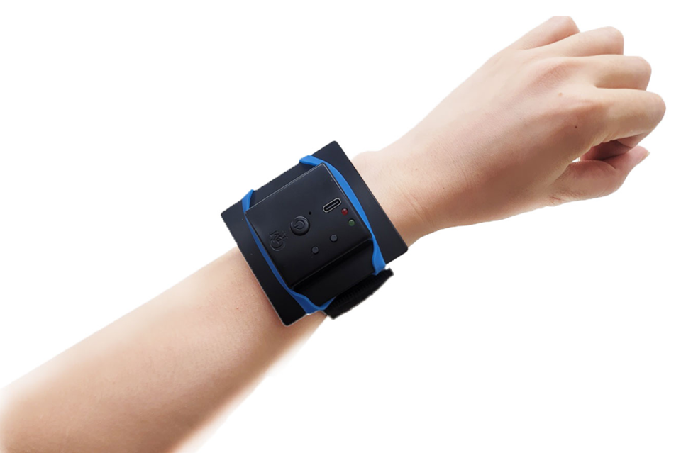 지스트가 수행한 연구과제의 성과물인 ‘햅틱 밴드’ 착용 예시. (사진=지스트)