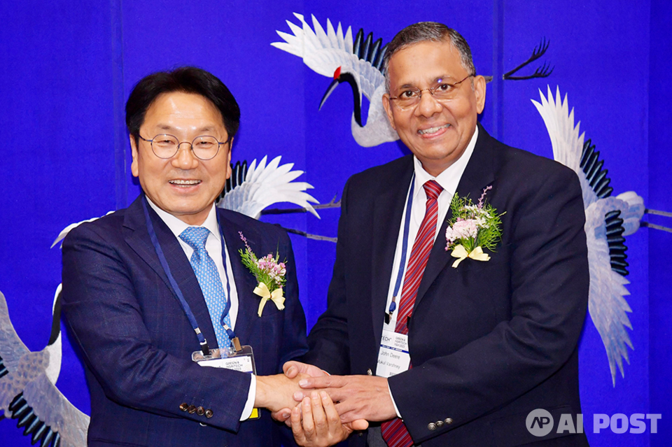 무쿨 바르시니(Mukul Varshney) 존디어 아태지역 부사장과 강기정 광주광역시장이 30일 오후 김대중컨벤션센터에서 열린 'AI TECH+ 2023' 개막식에 참석해 면담을 갖고 인공지능분야 상호 협력방안을 논의한 뒤 기념촬영을 하고 있다. (사진=광주광역시)