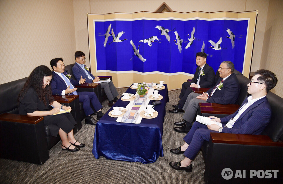 강기정 광주광역시장이 30일 오후 김대중컨벤션센터에서 열린 'AI TECH+ 2023' 개막식에 참석해 무쿨 바르시니(Mukul Varshney) 존디어 아태지역 부사장과 면담을 갖고 인공지능분야 상호 협력방안을 논의하고 있다. (사진=광주광역시)