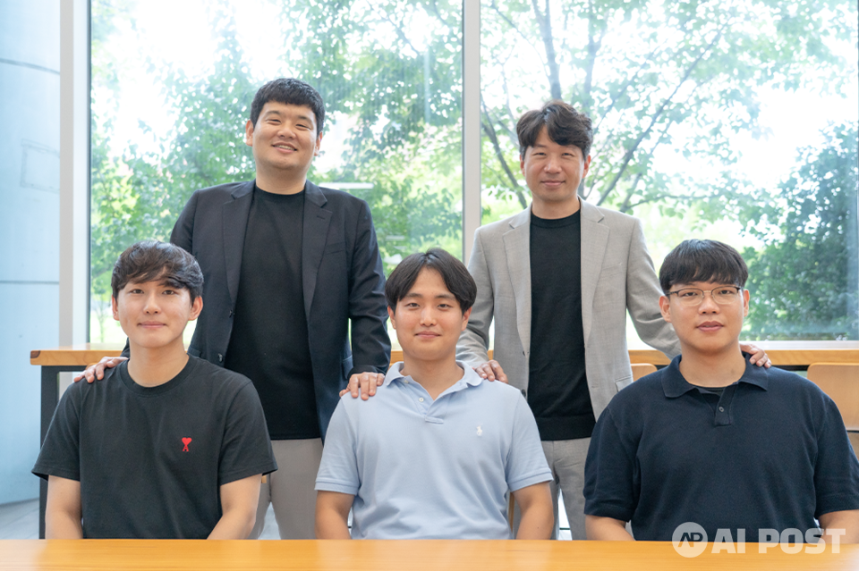 뒷줄 좌측부터 시계 방향으로 전해곤 교수, 송영민 교수, 강지원 석사, 박진휘 석박통합과정, 고주환 박사과정. (사진=지스트)