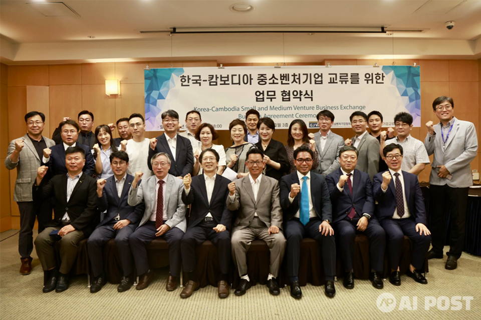 업무협약식 참석자들이 기념사진을 찍고 있다. (사진=광주전남벤처기업협회)