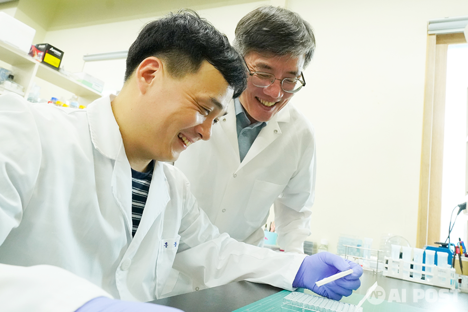 김민곤 교수 연구팀이 감염된 시약 샘플을 키트에 떨어뜨려 인플루엔자 신속항원진단 키트를 테스트하고 있다. (사진=지스트)