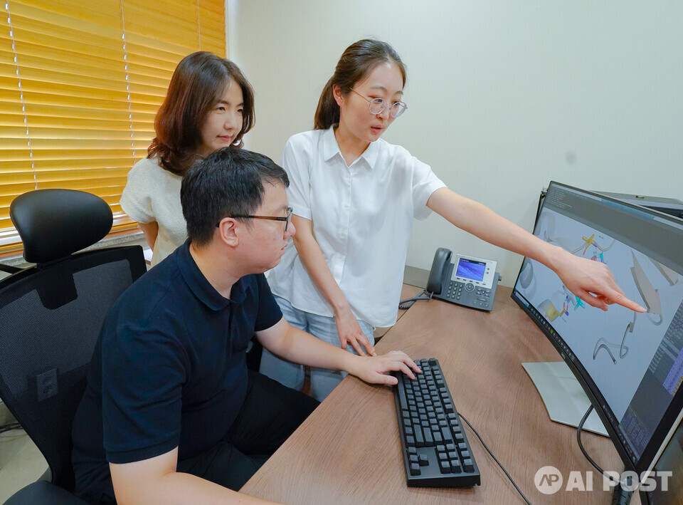 남호정 교수 연구팀이 신규 약물 구조를 생성해주는 인공지능 모델을 개발하고 연구 결과에 대해 논의하고 있다. (사진=지스트)