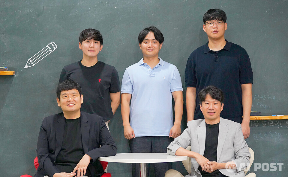 앞줄 오른쪽부터 시계 방향으로 송영민 교수, 전해곤 교수, 고주환 박사과정, 박진휘 석박통합과정,  강지원 석사. (사진=지스트)