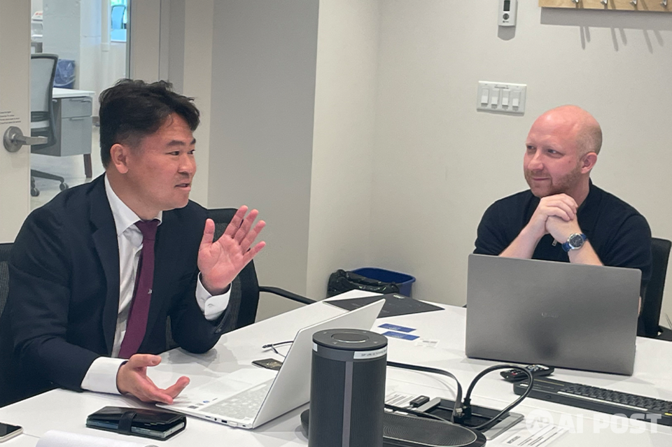 김준하 AI사업단장이 지난 캐나다 출장 당시 밀라 관계자와 만나 AI 협력 방안을 논의하고 있는 모습. (사진=인공지능산업융합사업단)
