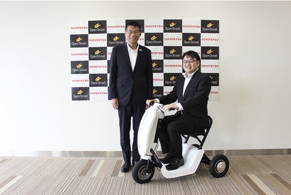 좌측 사카모토 야스히코 토요타 철공 대표이사 우측 쿠도 토모아키 오픈 스트리트 대표이사가 업무협약을 체결한 뒤 기념사진을 촬영하고 있다. (사진=도요타 철공)