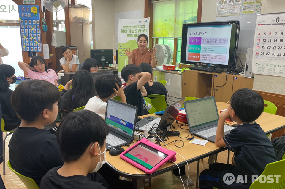 여수 무선지역아동센터 ‘찾아가는 SW·AI 코딩교실’운영 현장. (사진=전남정보문화산업진흥원)