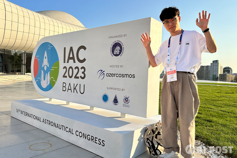 ﻿지식인미나니가 IAC 행사장 앞에서 기념 사진을 찍고 있다. (사진=과학커뮤니케이터랩)