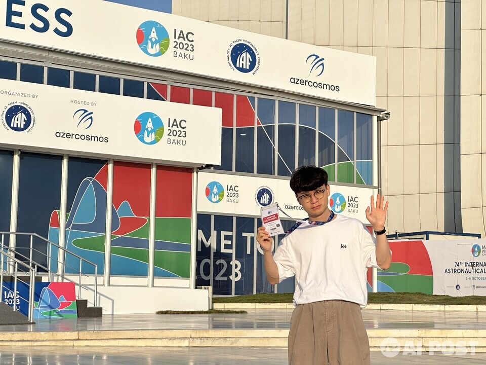 ﻿지식인미나니가 IAC 행사장 앞에서 기념 사진을 찍고 있다. (사진=과학커뮤니케이터랩)