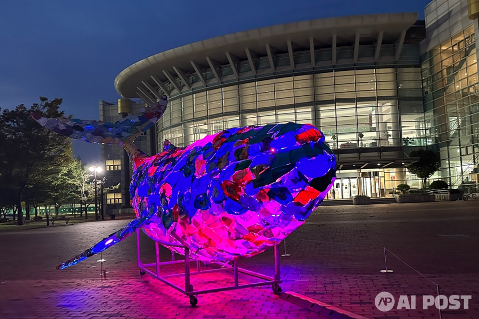 ‘GIST 30주년과 미래30년 - 환경미술과 함께’를 주제로 오룡관 정문광장에 전시된 김상연 작가의 설치 작품 ‘우주를 유영하는 고래’. (사진=지스트)