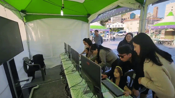 스마트큐브가 준비한 행사 부스에서 아이를 동반한 가족들이 함께 참여하는 모습. (사진=나호정 기자)