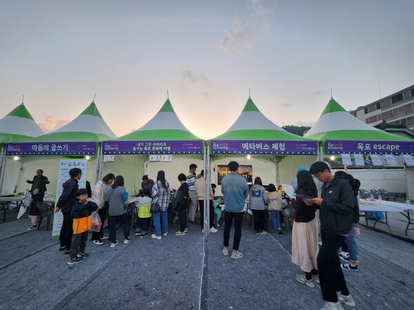 목포 문화재 야행 축제 현장에서 아이를 동반한 가족들이 메타버스 체험' 부스를 찾았다. (사진=나호정 기자)  