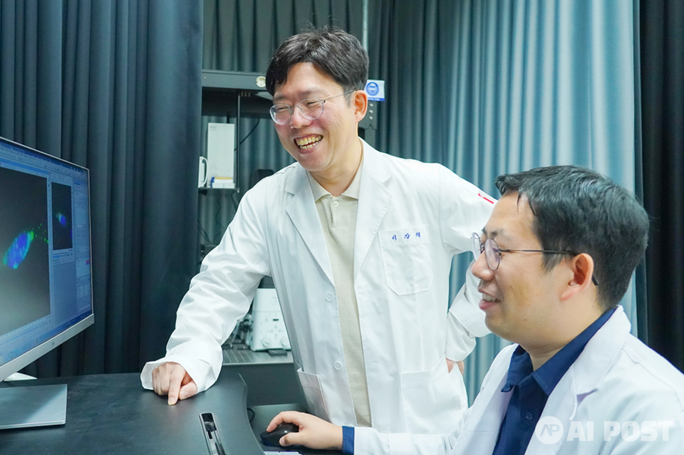 왼쪽부터 GIST 화학과 이강택 교수, 송요한 박사. (사진=지스트)