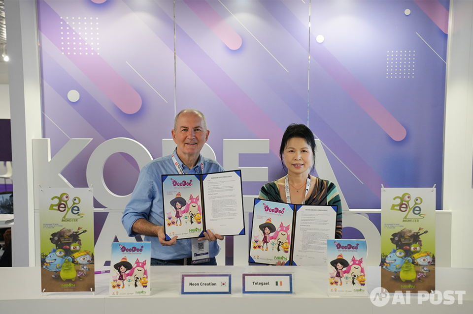 폴 커민스(Paul Cummins) 텔레가겔 대표과 한경원 네온크리에이션 대표. (사진=광주정보문화산업진흥원)