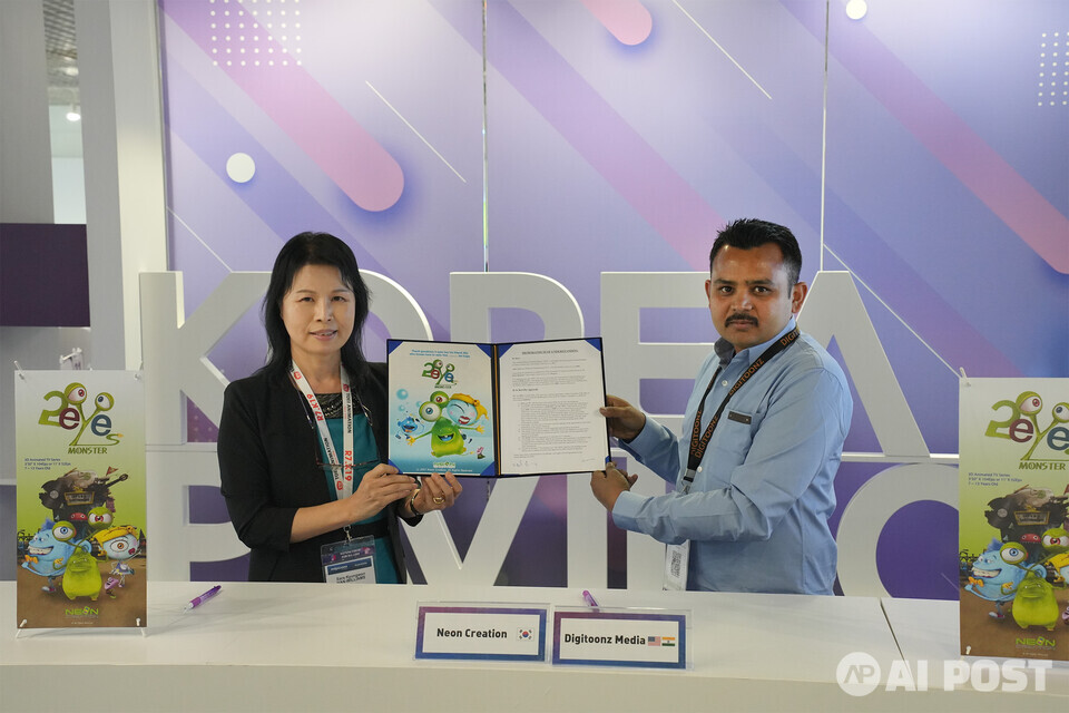 한경원 네온크리에이션 대표와 비카스 쿠마르(Vikas Kumar) 디지툰즈 대표. (사진=광주정보문화산업진흥원)