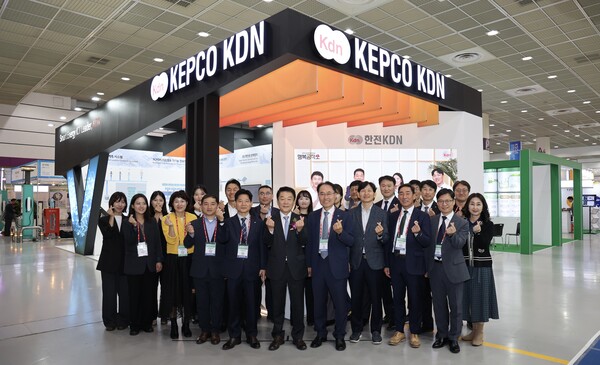 한전KDN 관계자들이 '코리아 스마트그리드 엑스포 2023'에 참가해 기념사진을 촬영하는 모습. (사진=한전KDN 제공)