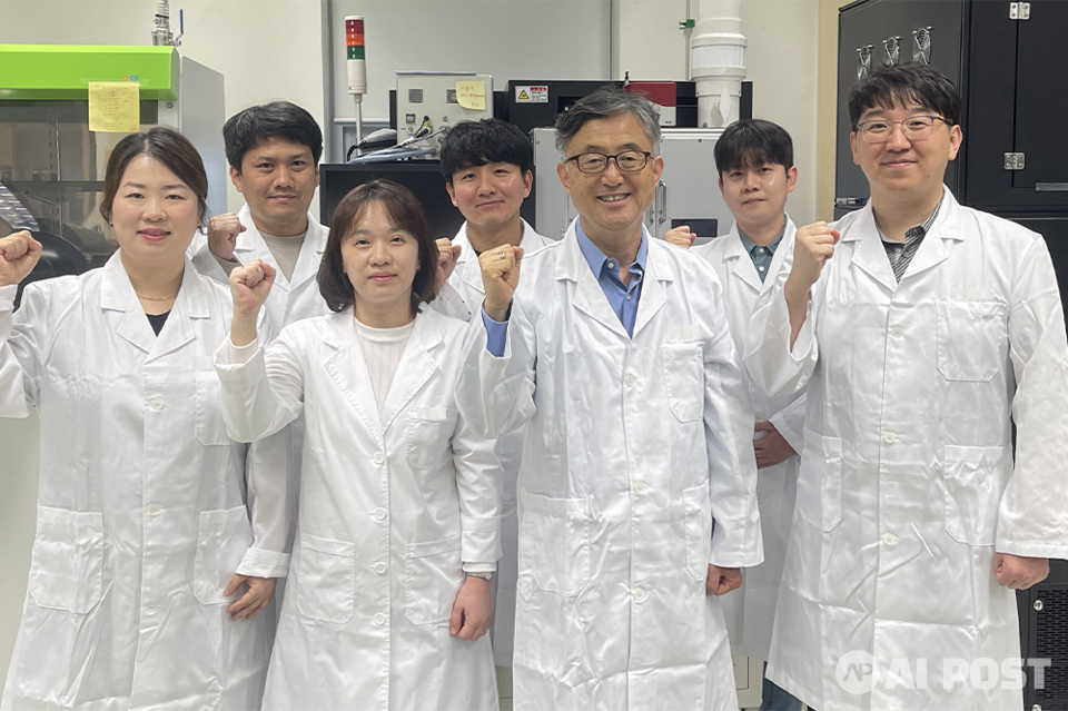 ㈜리셀의 연구진. 앞줄 왼쪽부터 시계방향으로 강홍규 책임연구원, 이광희 교수, 정송이 연구원, 양귀은 행정원(리셀), 장준호 박사후연구원, 임동하 연구원(리셀), 정현석 연구원(리셀). (사진=지스트)