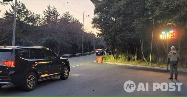 한려해상국립공원 상주·금산 지구에 적용된 영상인식 AI 기반의 로드킬 방지시스템을 시민이 살펴보고 있다. (사진=포스코DX)