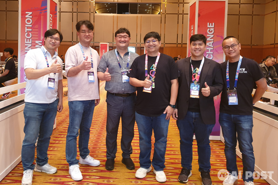 진흥원 관계자(좌)와 MDEC 관계자(우)가 단체 사진을 찍고 있다. (사진=전남정보문화산업진흥원)