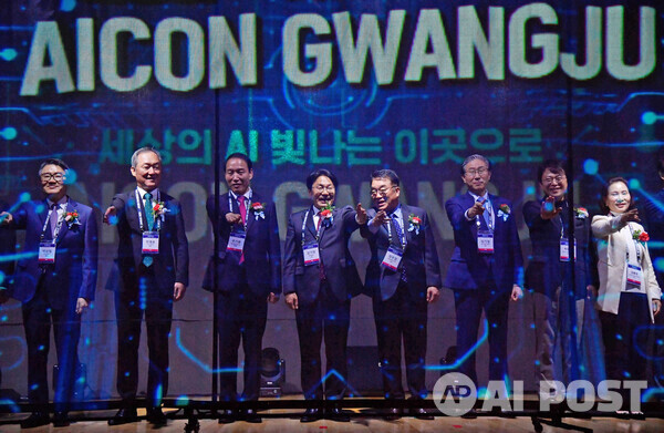 강기정 광주광역시장이 1일 오후 광주과학기술원(GIST) 오룡관에서 열린 글로벌AI컨퍼런스 'AICON 광주 2023 개막식'에 참석해 정무창 광주시의회 의장, 주기환 국민의 힘 광주시당 위원장 등 내빈들과 개막 퍼포먼스를 하고 있다. (사진=광주광역시)