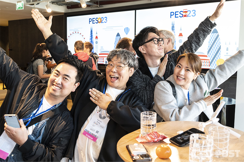 송태민 대표(왼쪽에서 두 번째)가 PES2023에 함께 참여한 유튜버들과 기념사진을 찍고 있다. (사진=히든브레인연구소)