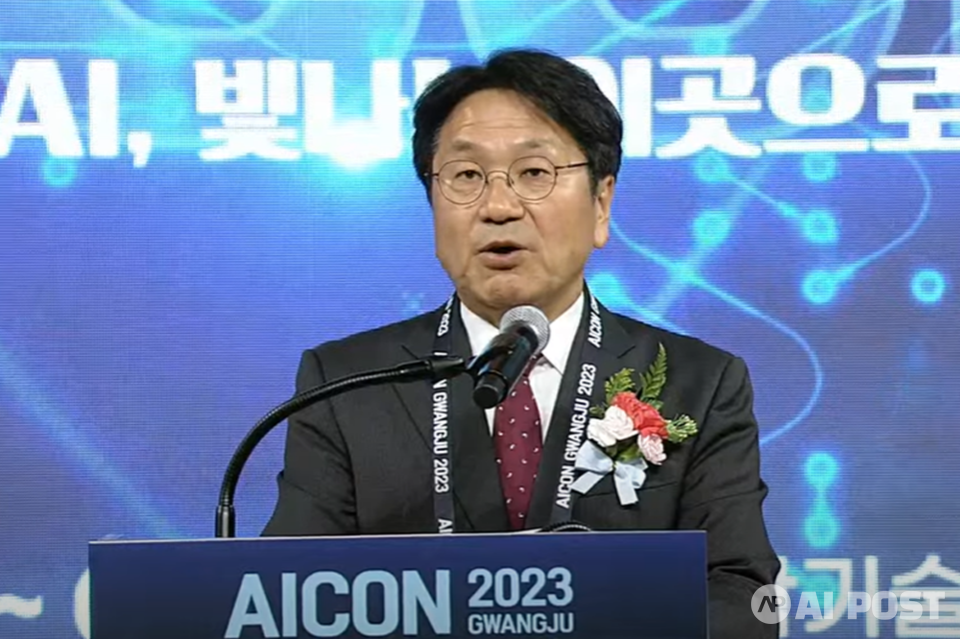 강기정 광주광역시장이 1일 오후 광주과학기술원(GIST) 오룡관에서 열린 글로벌AI컨퍼런스 'AICON 광주 2023 개막식'에 참석해 개회사를 하고 있다. (사진=KBC 광주방송 유튜브 갈무리)