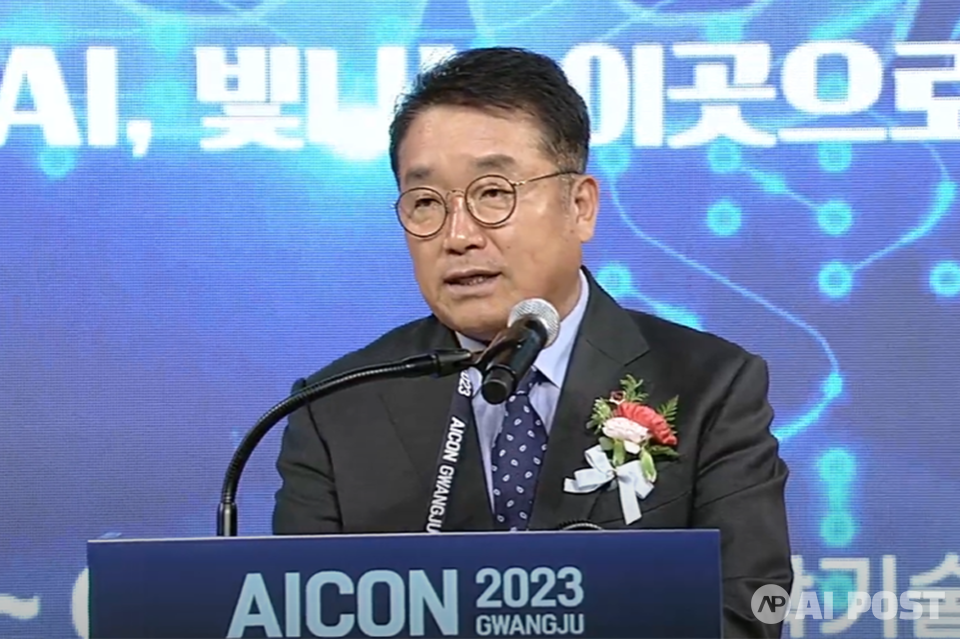 정무창 광주광역시의회 의장이 1일 오후 광주과학기술원(GIST) 오룡관에서 열린 글로벌AI컨퍼런스 'AICON 광주 2023 개막식'에 참석해 축사를 하고 있다. (사진=KBC광주방송 유튜브 갈무리)