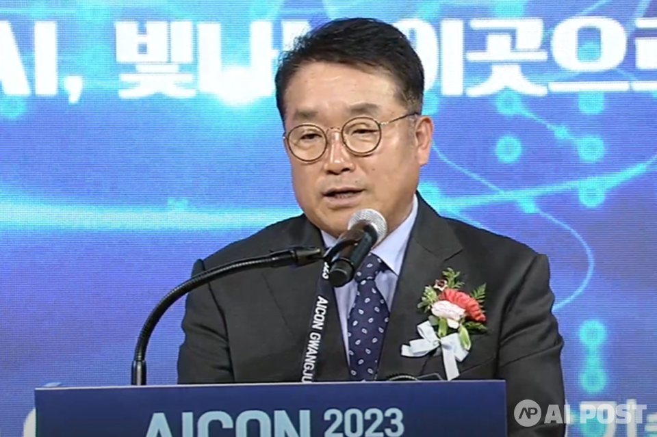 정무창 광주광역시의회 의장이 1일 오후 광주과학기술원(GIST) 오룡관에서 열린 글로벌AI컨퍼런스 'AICON 광주 2023 개막식'에 참석해 축사를 하고 있다. (사진=KBC광주방송 유튜브 갈무리)