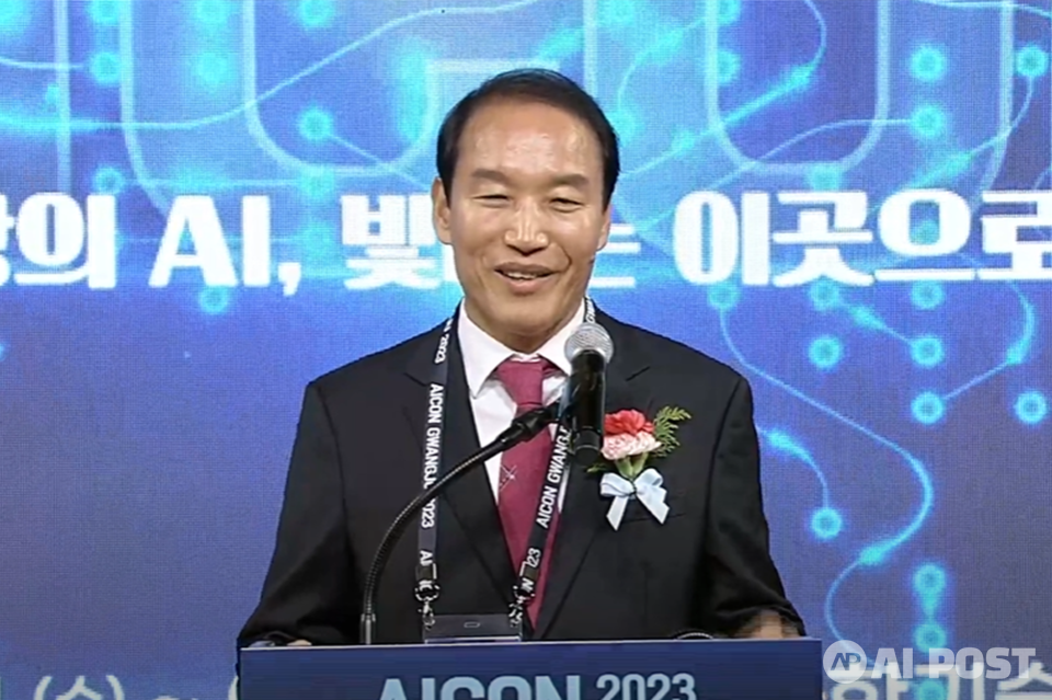 주기환 국민의힘 광주시당위원장이 1일 오후 광주과학기술원(GIST) 오룡관에서 열린 글로벌AI컨퍼런스 'AICON 광주 2023 개막식'에 참석해 축사를 하고 있다. (사진=KBC광주방송 유튜브 갈무리)