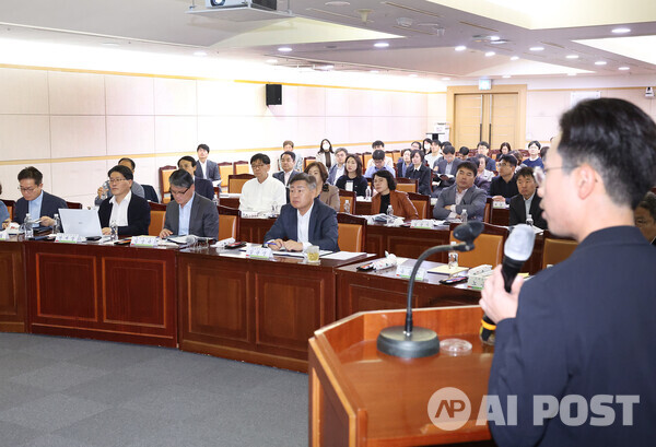 특강 강사로 나선 오가노이드사이언스㈜ 유종만 대표가 ‘3차원 미니장기 오가노이드의 실제와 활용’을 주제로 강연하고 있다. (사진=전라북도)