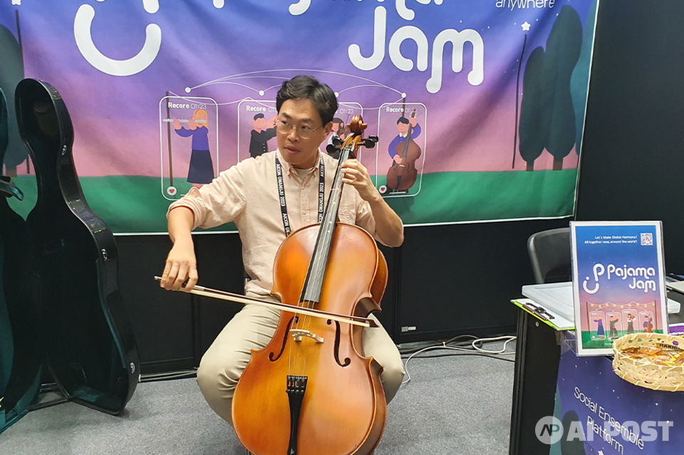 송영일 더바통 대표가 자신의 취미인 첼로 연습을 진행하는 모습. (사진=AI포스트 나호정 기자)