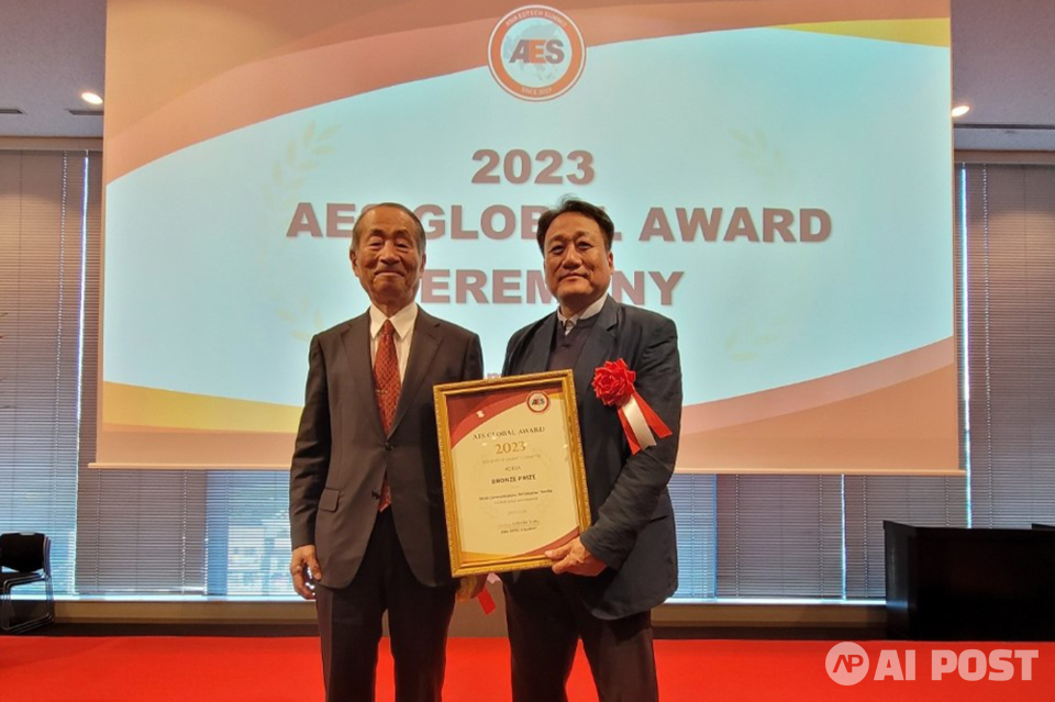 테크빌교육이 지난 1일 일본 도쿄 오차노미즈 솔라시티컨퍼런스홀에서 열린 ‘제4회 아시아에듀테크써밋 글로벌 어워드’에서 테크빌교육이 브론즈 부문을 수상했다. 사진은 ﻿키시다토오루 일본온라인교육협회장(왼쪽)과 박기현 테크빌교육 에듀테크부문 대표(오른쪽). (사진=테크빌교육)