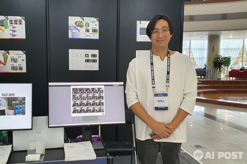 권정우 피맥스 상무이사가 AICON 광주 2023 기업 부스에서 AI MRI 솔루션 진단 기술에 대해 설명하고 있다. (사진=AI포스트 나호정 기자)