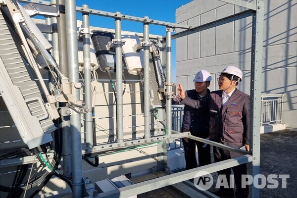 이상훈 KCA 원장(우측)이 취임 후 첫 일정으로 5G 무선국 검사 현장점검