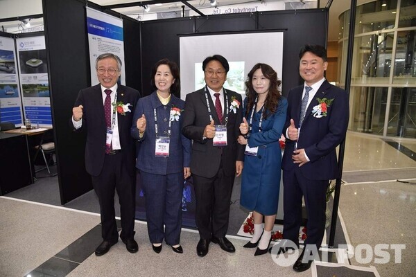 AICON 광주 2023에 참석한 내빈들이 에코프랜들리 부스에서 기념사진을 찍고 있다. 좌측부터 김영집 광주테크노파크 원장, 백양순 한국ICT융합협회장, 강기정 광주시장, 김은혜 에코프랜들리 대표, 김준하 인공지능산업융합사업단장. (사진=AI포스트 조형주 기자)