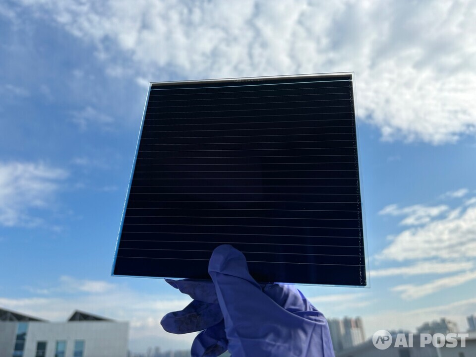 비할로겐 용매를 사용하여 제작한 대면적 유기 태양전지 불투명 모듈. (사진=지스트)