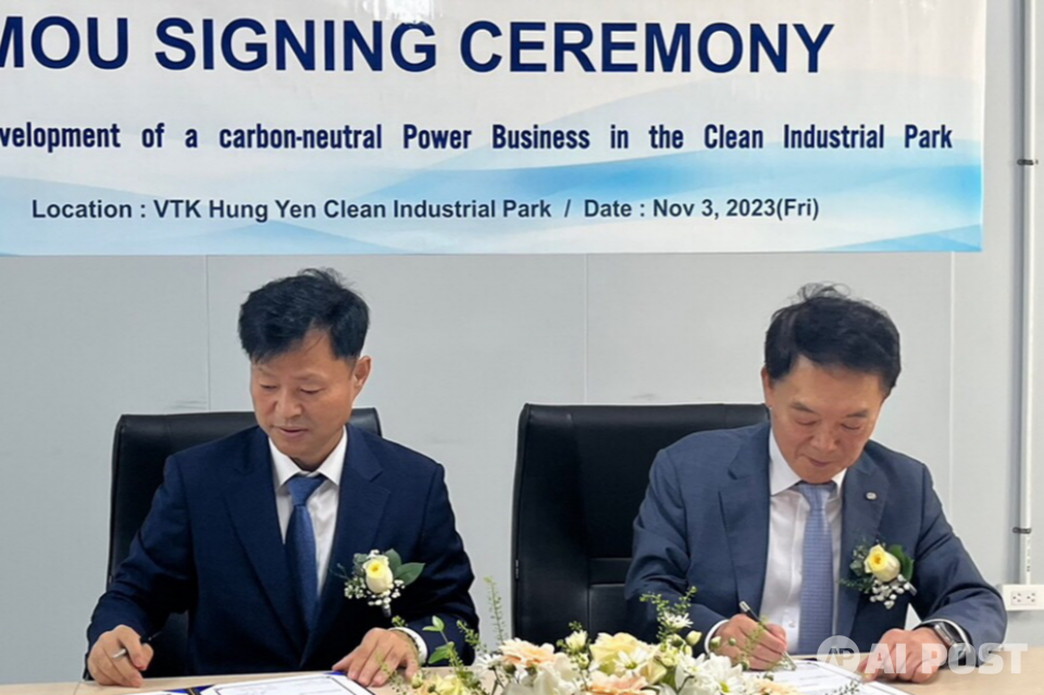 업무협약서 서명 모습. 왼쪽부터 김장현 한전KDN 사장과 한종덕 VTK 법인장. (사진=한전KDN)