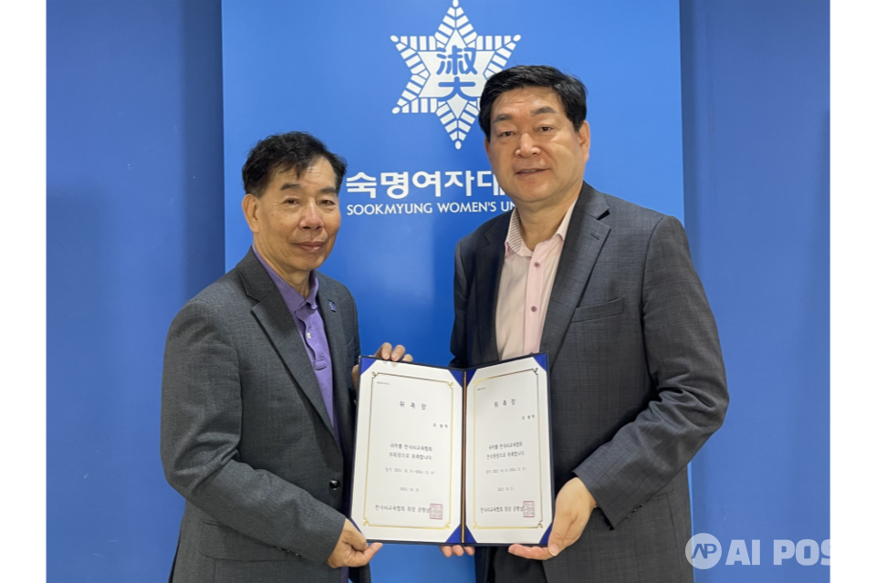 문형남 한국AI교육협회 회장(오른쪽)과 최봉혁 부회장이 기념사진을 찍고 있다. (사진=한국AI교육협회)