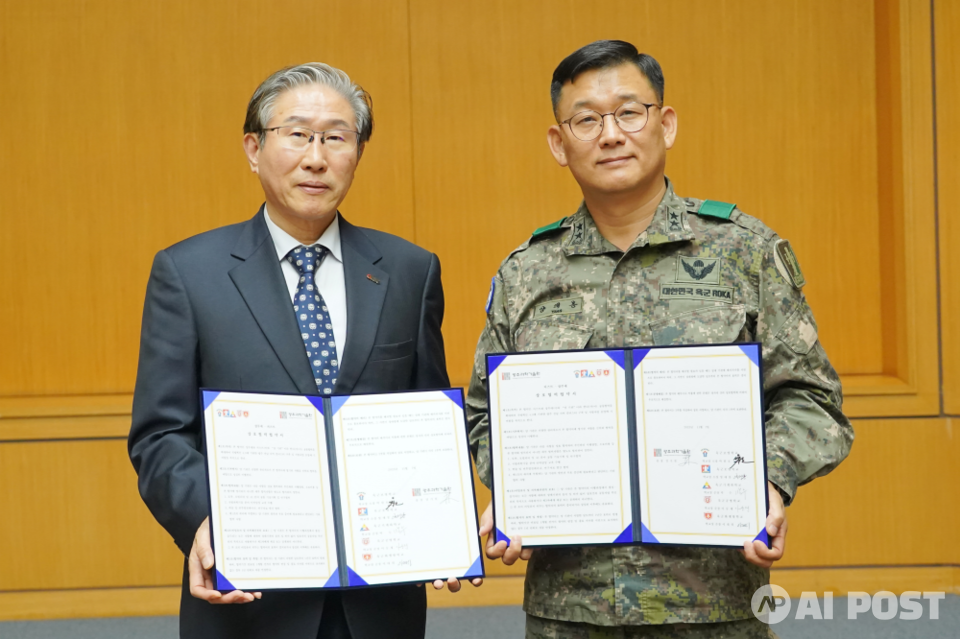 GIST와 육군 상무대 5개 병과학교가 업무협약을 체결하고 사진촬영을 하고 있다. 왼쪽부터 GIST 임기철 총장, 상무대 육군 포병학교장 양태봉 소장. (사진=지스트)