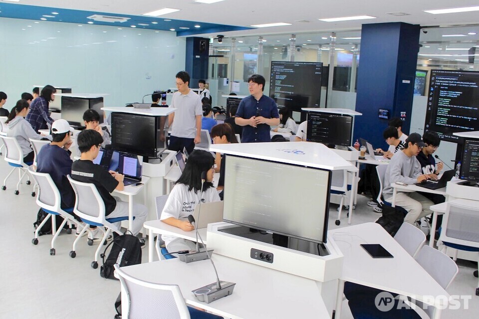 노원비하인트 창업자인 김경 교수(서 있는 사람 왼쪽)와 윤승현 교수(오른쪽)이 켄텍 인공지능 교실 ALC에서 학생들의 조별 프로젝트 진행 상황을 점검하고 있다. (사진=한국에너지공대)