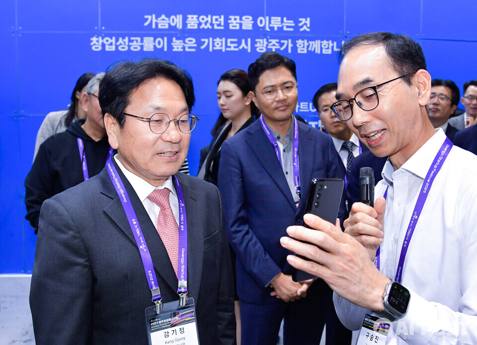 강기정 광주광역시장이 지난 2일 오후 서구 김대중컨벤션센터에서 열린 '2023 광주창업 페스티벌'에 참석해 내빈들과 전시장을 둘러보고 있다. (사진=광주광역시)