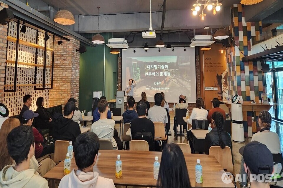 김동우 카이스트 교수가 8일 전남대학교에서 '디지털기술과 인문학의 문제들'이라는 주제로 특강을 진행하고 있다. (사진=전남대학교)