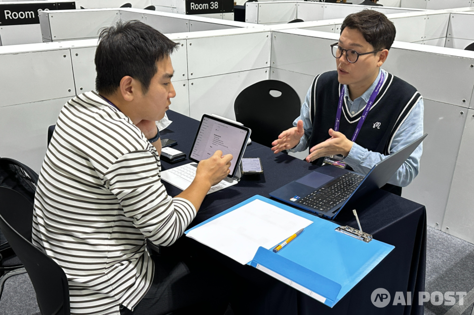 광주창경센터 지원 기업 관계자가 투자자와 비즈니스 미팅을 진행 중이다. (사진=광주창조경제혁신센터)