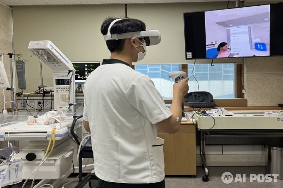 VR을 활용해 의료 실습을 하고 있는 한 학생의 모습. (사진=전남대학교)