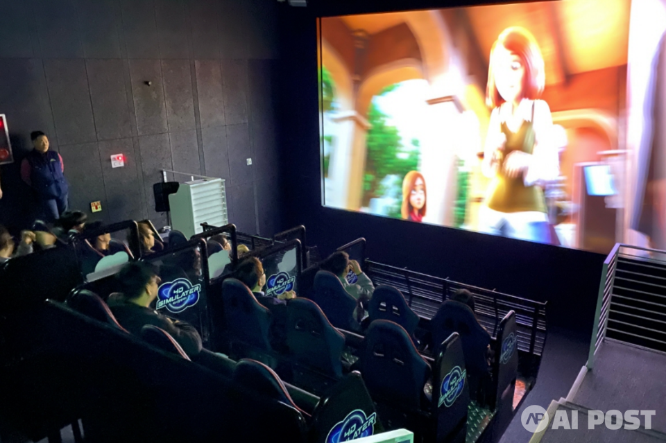 신규 4D시뮬레이터를 체험하는 관람객 모습. (사진=국립광주과학관)