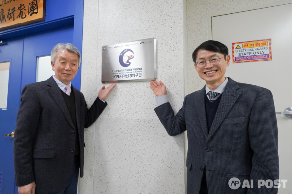 왼쪽부터 국가과학난제도전협력지원단 성형진 단장, 정의헌 연구단장(GIST 의생명공학과 교수). (사진=지스트)