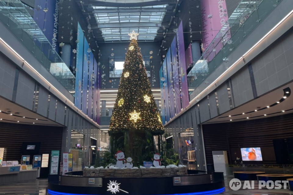 본관 로비에 설치된 8m 높이의 눈 내리는 대형트리. (사진=국립광주과학관)