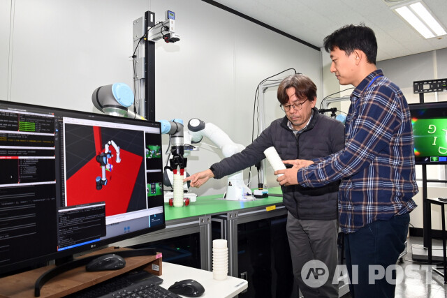 ETRI 연구진이 로봇 자율 제품조립 인공지능 기술을 시연하고 있다. (사진=ETRI)
