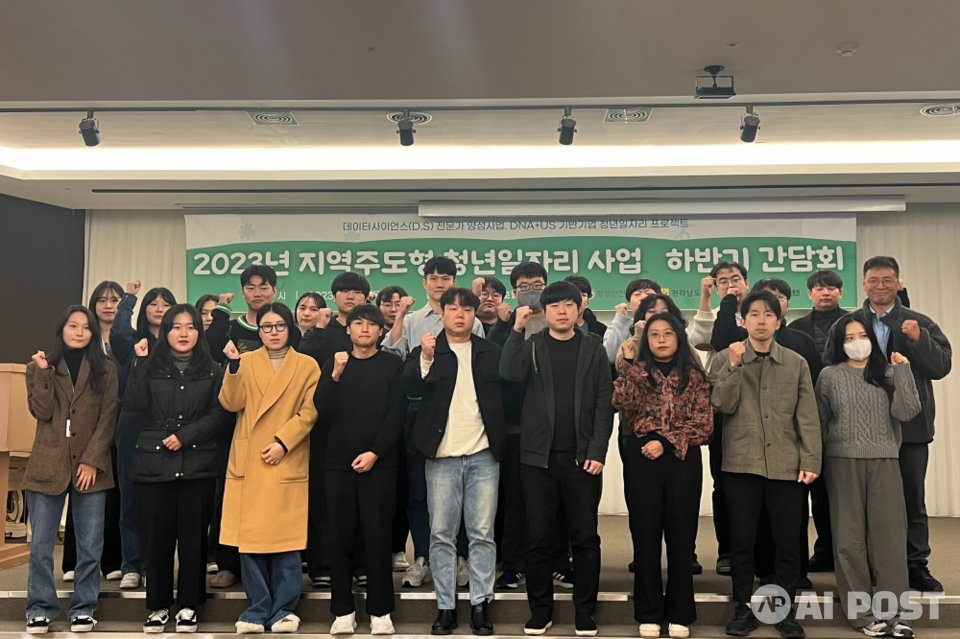 데이터 분야 청년일자리 사업 하반기 간담회 단체사진. (사진=전남정보문화산업진흥원)