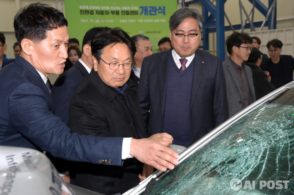 강기정 광주광역시장이 24일 오후 빛그린산단에서 열린 '친환경 자동차 부품 인증센터 개관식'에 참석해 차량 충돌시험 참관을 하고 있다. (사진=광주광역시)